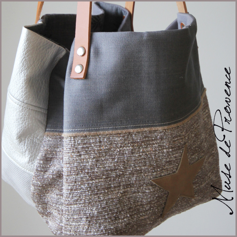 Petit sac cabas création en tissu argenté et en cuir naturel 3 Petit sac cabas création en tissu argenté et en cuir naturel 3