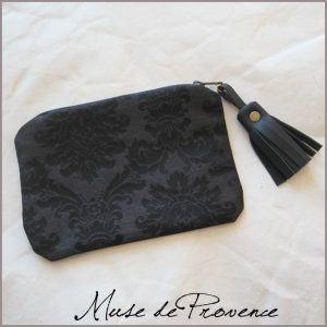 1Petite-pochette-de-soirée-noir-à-pompon-cuir-noir-1-600x600