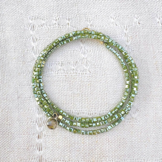 Un bijou unique et minimaliste en cabochons verts, pour porter en bracelet multitour.
