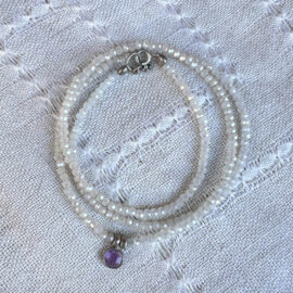 Un bijou unique et minimaliste en cristal blanc pour porter en bracelet multitour