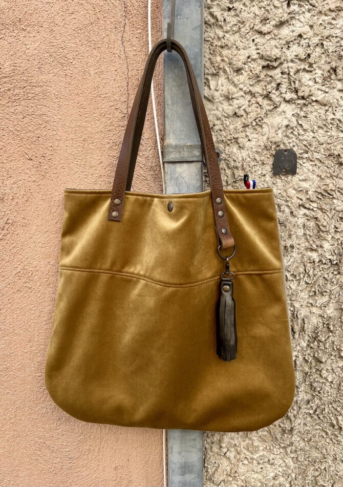 Sac cabas slim velours doré – Image 2